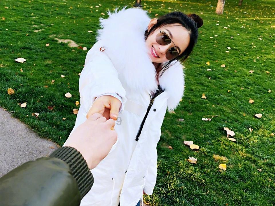 黄晓明被妈妈探班，共享家乡美食，幸福感爆棚